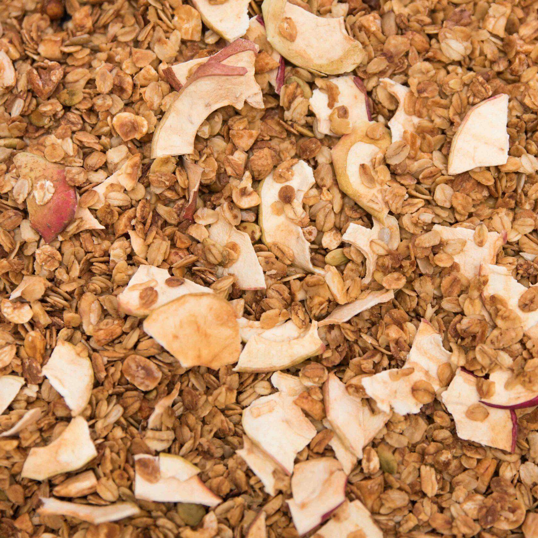 Close up van granola met appel en kaneel