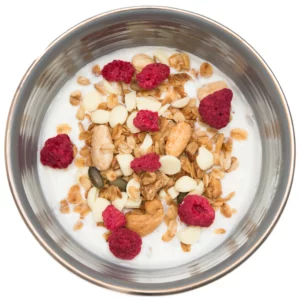 Kom met granola met framboos en witte chocolade